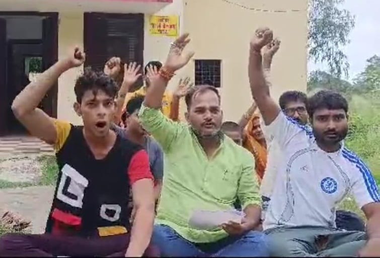 Ward's youth sitting on dharna