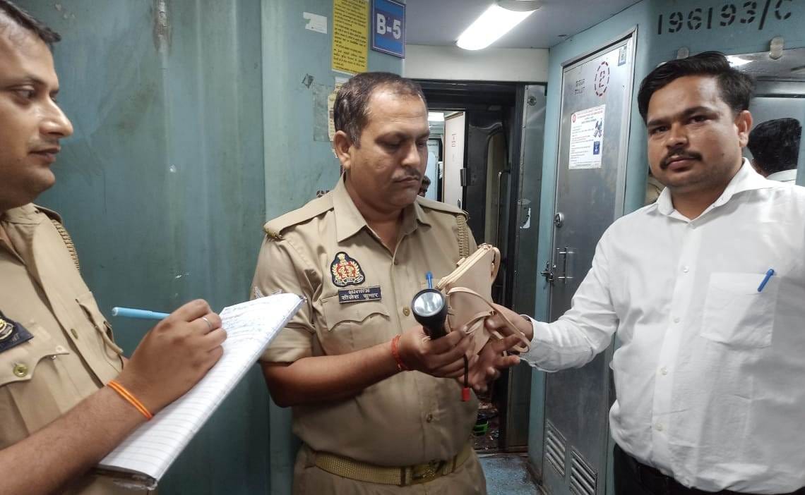 Woman purse left in train, TTI returns it