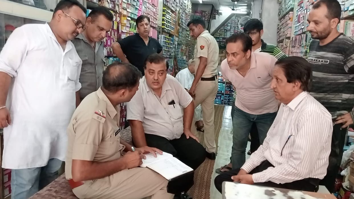 Terror of thieves in the city, one and a half lakh stolen in shoes showroom for the second consecutive day