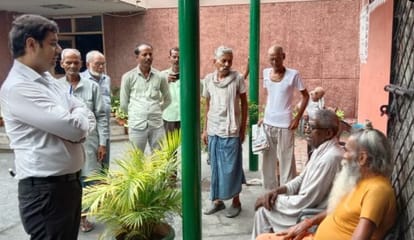 The elders living in the old age home told about the problem in the eyes