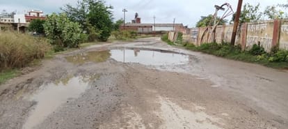 Ramlila road has become worse due to rain, it is difficult to get out