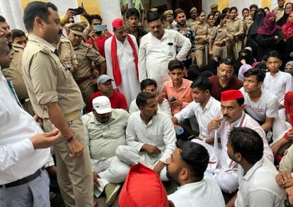 SP workers protest against sending party leader to jail by police in shahjahanpur