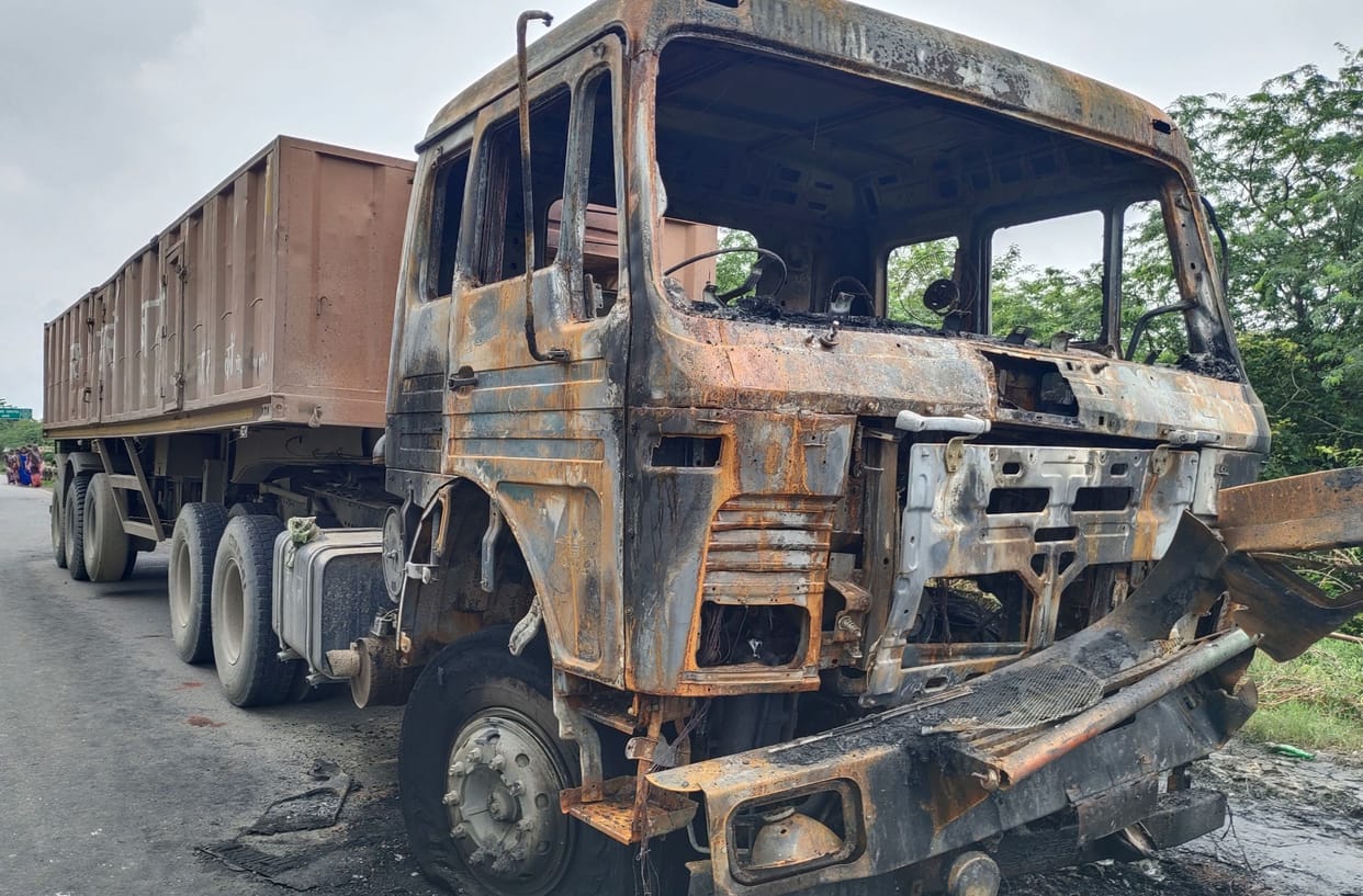 Two km stuck in the trailer. Crashed bike, caught fire, youth died
