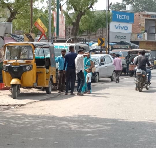 Illegal taxi stand running in Bilsanda, jam seems