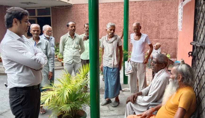 The elders living in the old age home told about the problem in the eyes