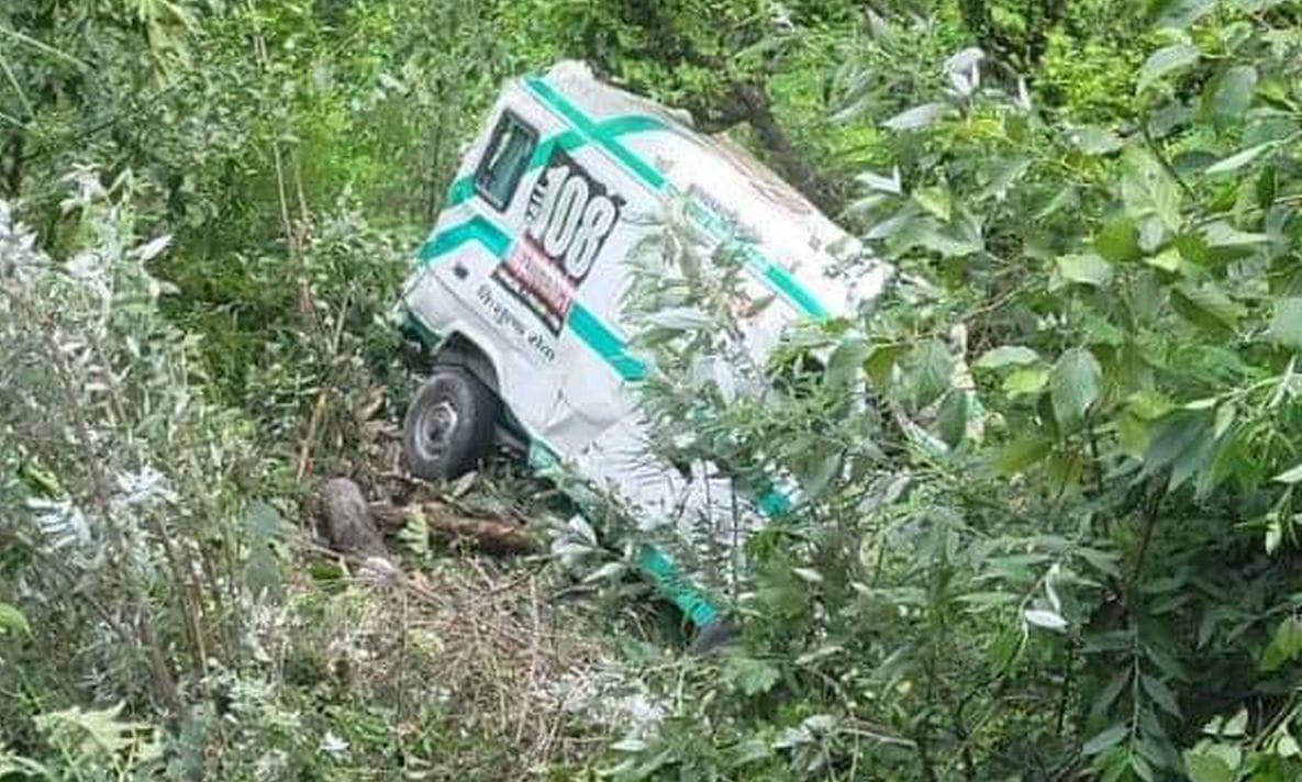 Ambulance fell into ditch, pharmacist killed, driver injured
