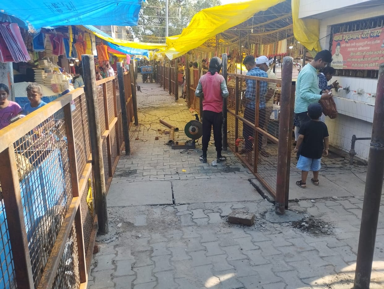 Special attention on barricading of roads in Shiv Mandir area to maintain order