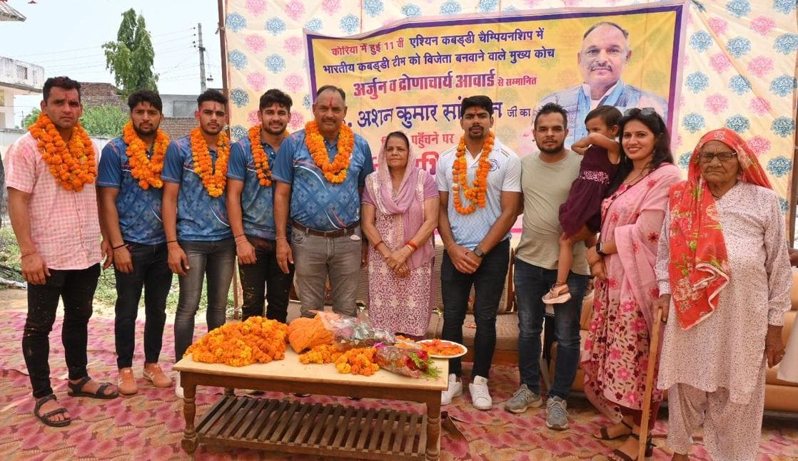 Welcomed the players and coach of the Asian champion team in Kabaddi by taking out a victory procession