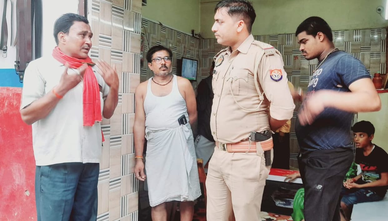 Miscreants ran away with jewelery worth lakhs from jewelery shop