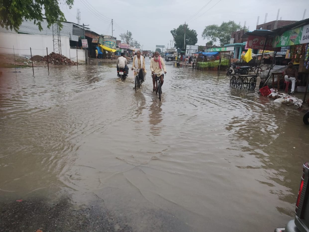 Jhoom rains Badra, water all around the city