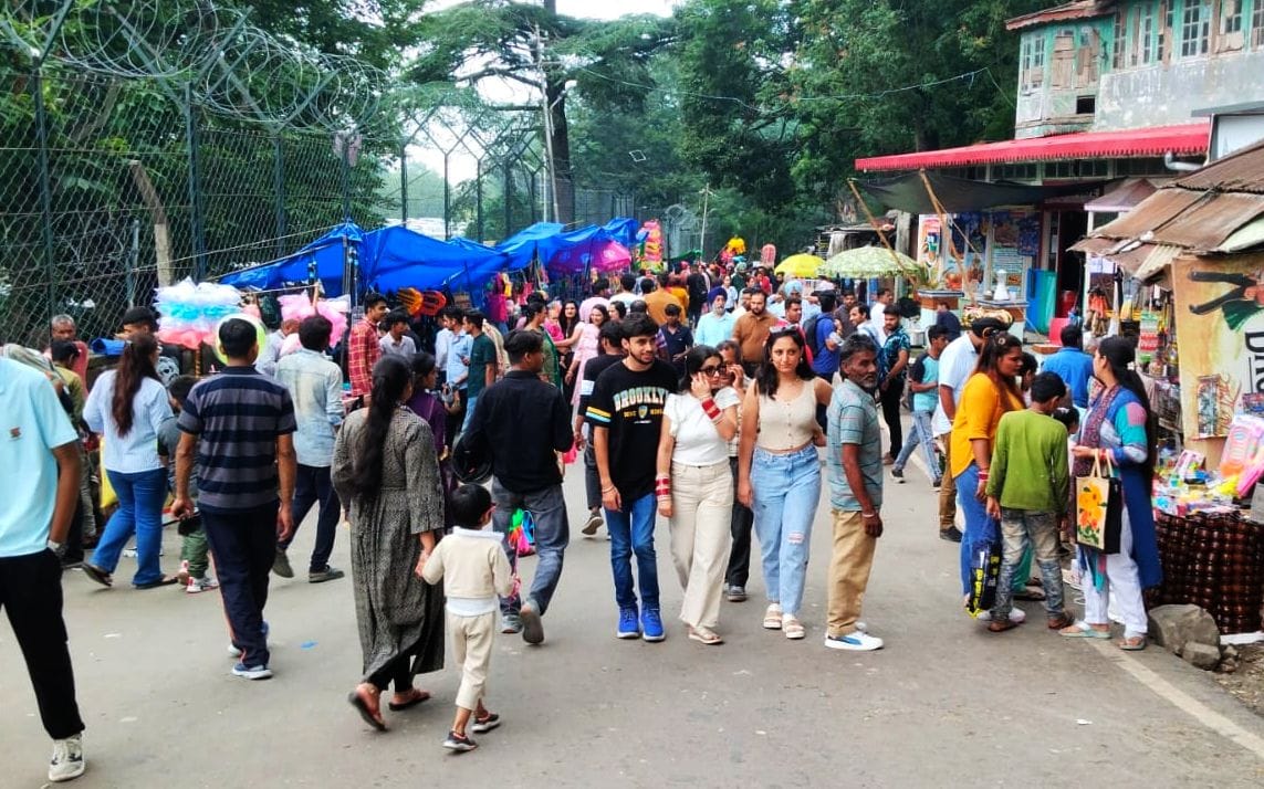 Crowd of tourists gathered in Kasauli