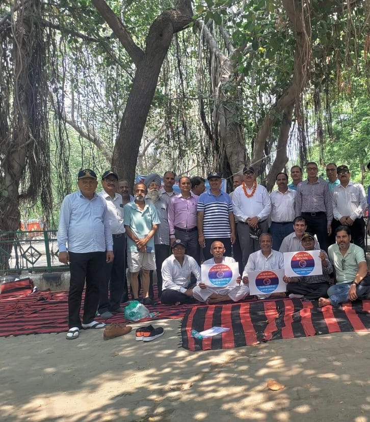 Symbolic hunger strike of ex-soldeir to overcome the shortcomings of pension