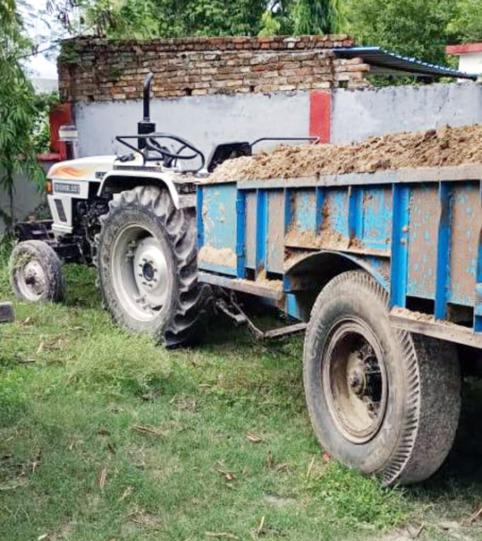 SDM caught soil filled tractor-trolley