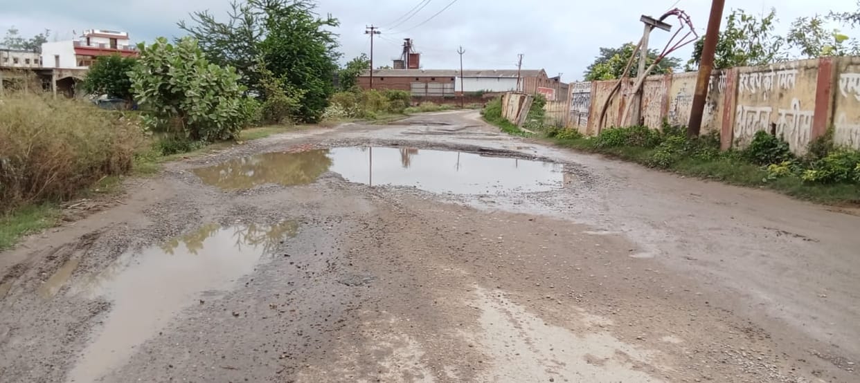 Ramlila road has become worse due to rain, it is difficult to get out