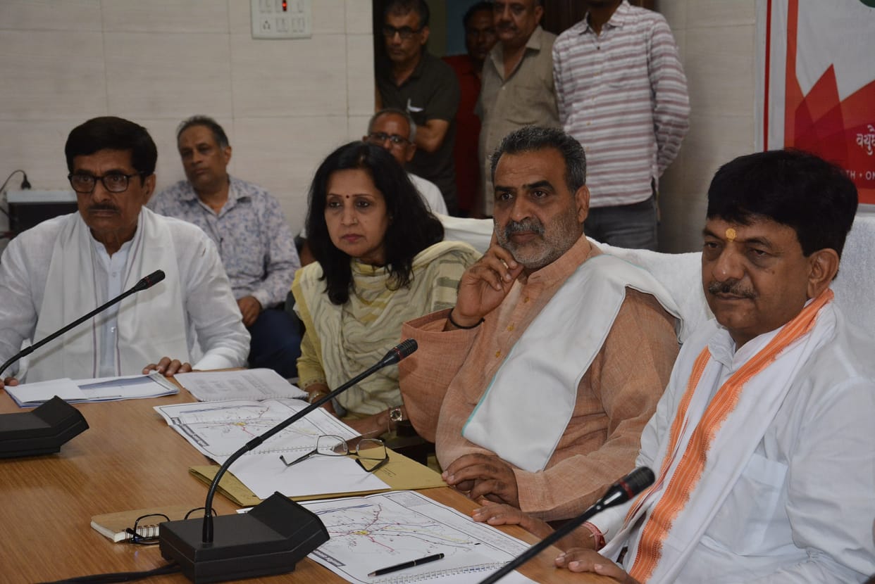 Kanwariyas should be served with reverence in the district