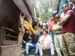 आरोपी की दुकान के बाहर प्रदर्शन करते लोग। संवाद