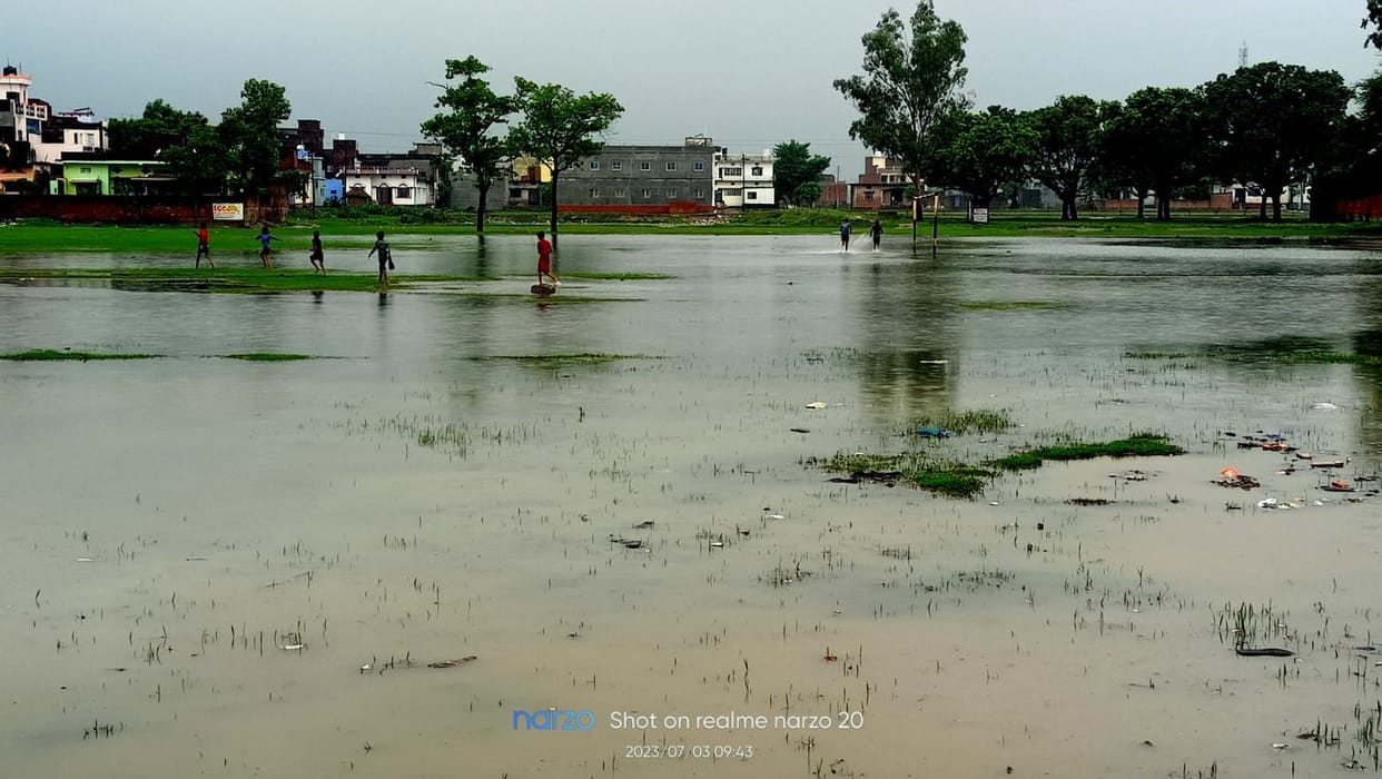 Waterlogging due to torrential rains, water entered many shops