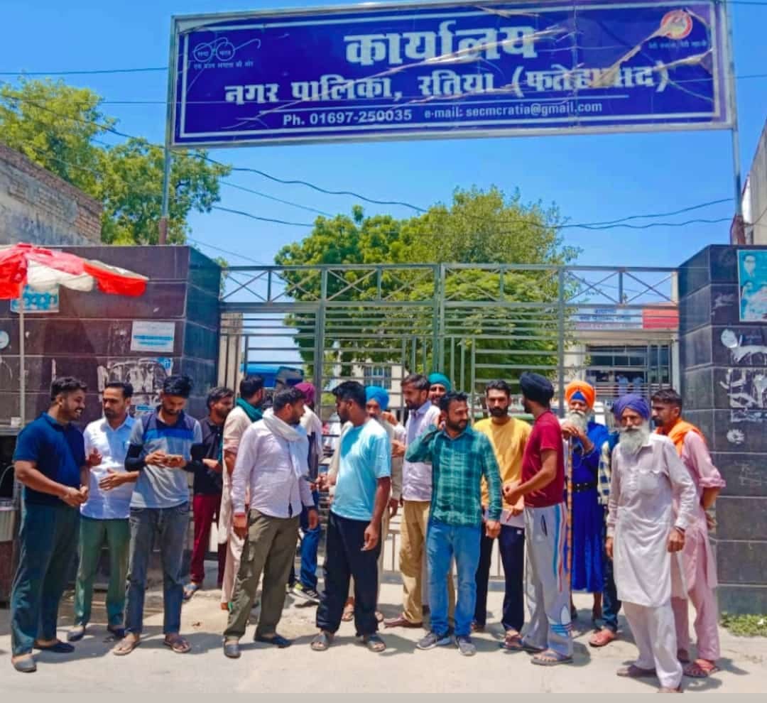 Alleged discrimination in the tender of development works, the councilors locked the municipality gate