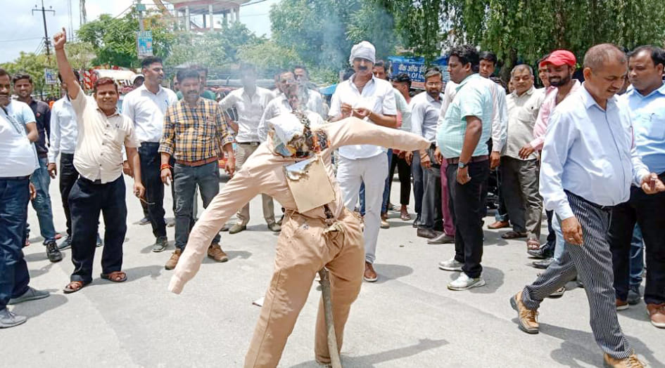 The effigy of Sampoorna Nagar police station in-charge was burnt