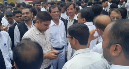 Demonstration by procession, jam on collectorate