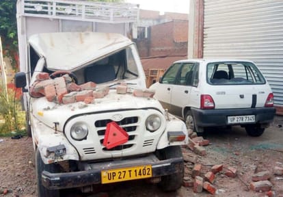 Monkeys dropped the pillar of the building under construction, two vehicles were damaged