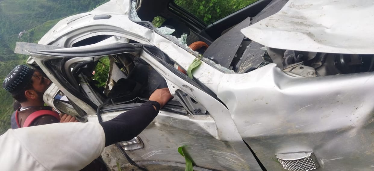 The car fell from the road and fell into the field, the driver died