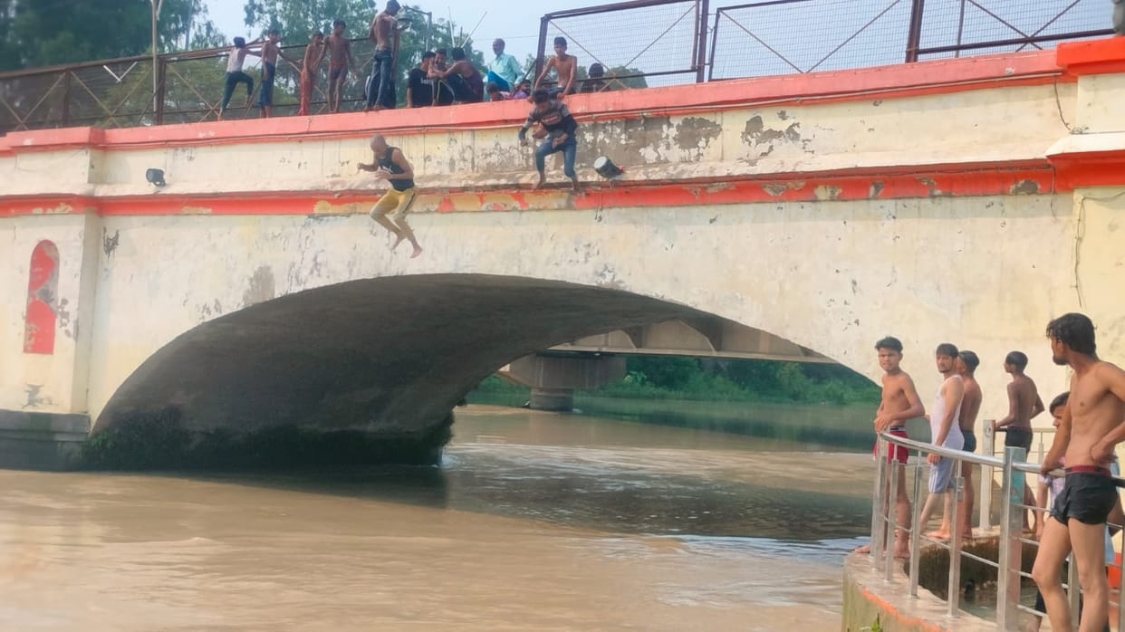 Broke the security net on Gangnahar bridge
