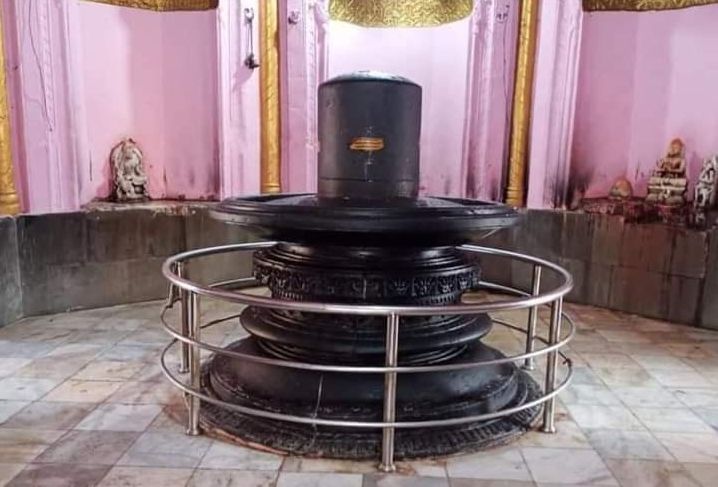 Asia's Largest Shivling In Prithvinath Temple - Gonda News - Gonda News:पृथ्वीनाथ  मंदिर में एशिया का सबसे बड़ा शिवलिंग