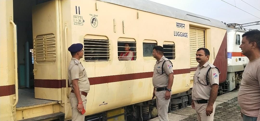 Railway Protection Force outpost in-charge Pradeep Kumar Singh, along with the security force, conducted an investigation campaign to curb passengers traveling wrongly in Divyang, women's compartment in trains coming to Nautanwan railway station.