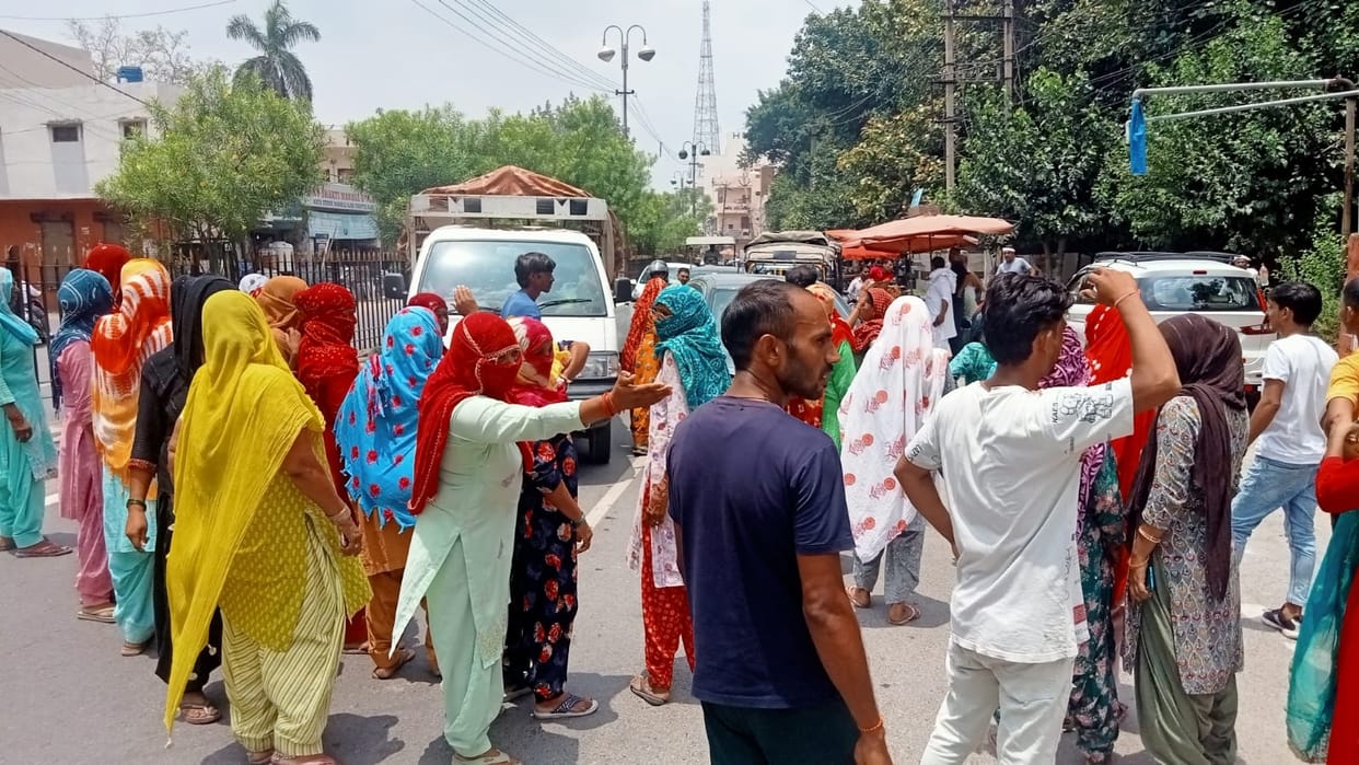 Uproar by blocking the road for drinking water