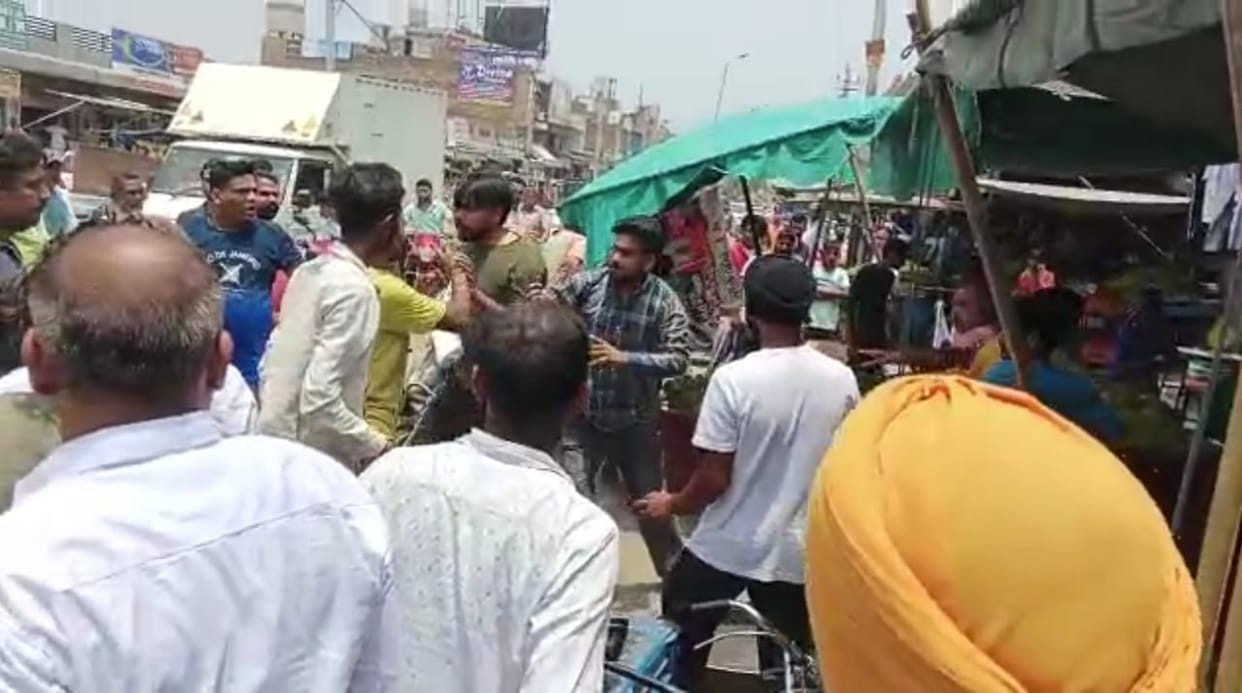 Shopkeepers fight over money transactions in Ratia, seven people from both sides injured
