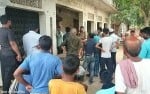 देल्हुपुर थाने के कलानी गांव में अधेड़ की संदिग्ध दशा में फांसी लगाकर मौत के बाद जुटी भीड़। संव