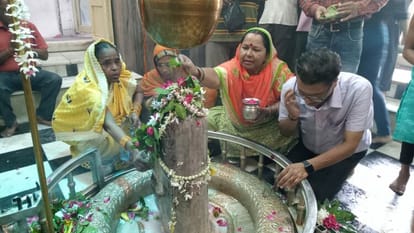 The pagoda started resonating with the chants of Har Har Mahadev
