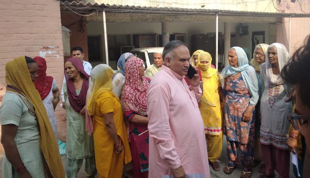 Angry people protest outside SE office due to frequent wire breaks