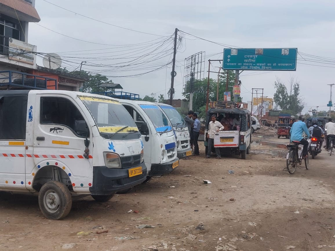 Vehicles will not stand at intersections, roads, three stands will be built