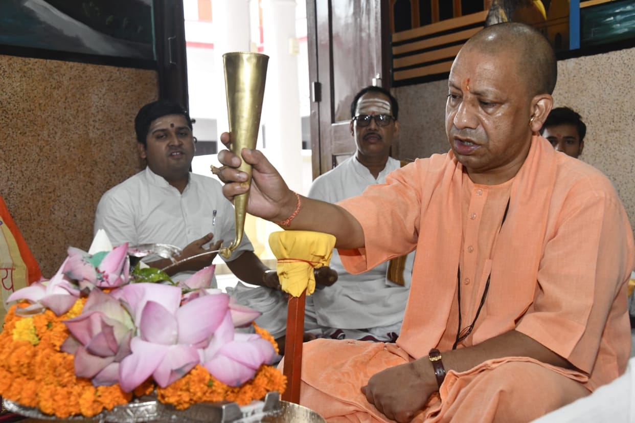 By doing Rudrabhishek, CM Yogi asked for the happiness and prosperity of the people of the state.