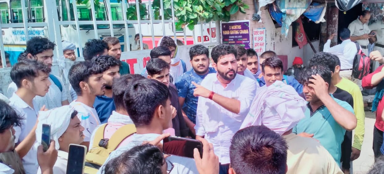 Students upset over lack of buses, bus stand gate kept closed for 25 minutes