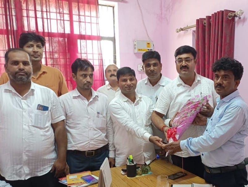 teachers meet to dios