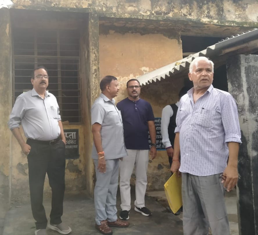 The old dilapidated building of Tehsil is giving feast to the accident
