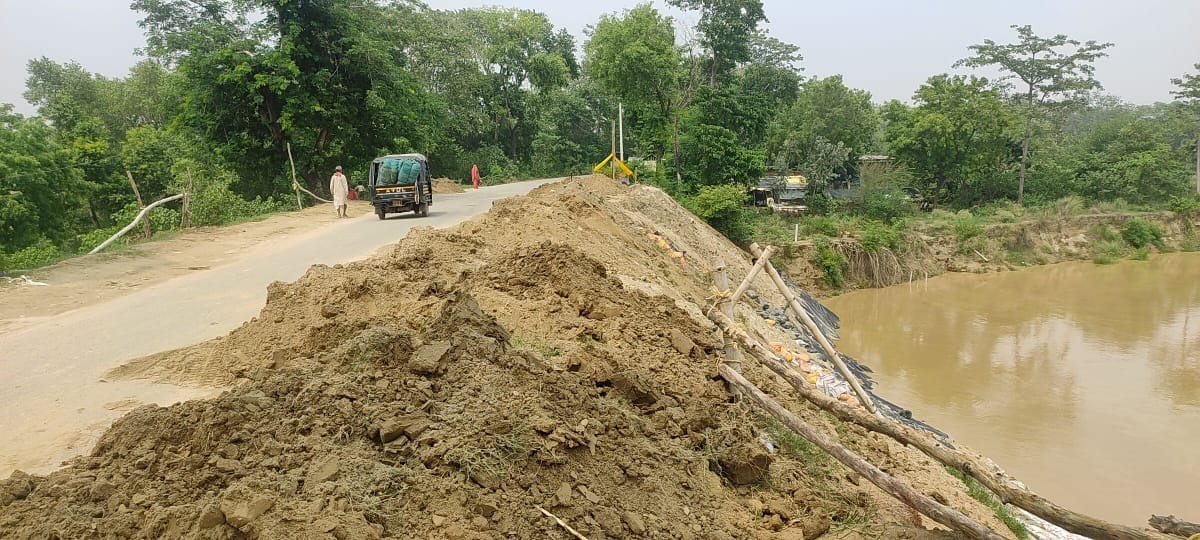 Stopping erosion by putting soil on the approach road of Pidra bridge