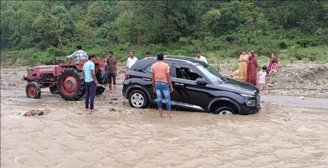 Water came in Shakambhari shell, car of devotees got stuck