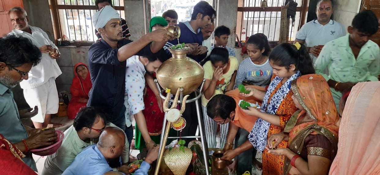 The pagoda echoed with the chants of Har Har Mahadev, devotees performed Jalabhishek by rituals