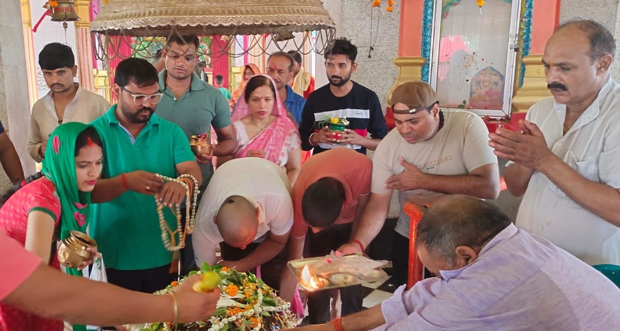 First day of Sawan... Devotees gathered in pagodas, performed Jalabhishek