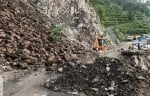 अमोड़ी के पास मलबा आने से बंद टनकपुर-पिथौरागढ़ राष्ट्रीय राजमार्ग। संवाद