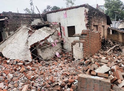 The linter of a shop and the tin shed of one fell due to rain