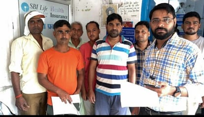 Budaun News: बैंक की शाखा प्रबंधक के विरोध में प्रदर्शन Demonstration against bank branch manager