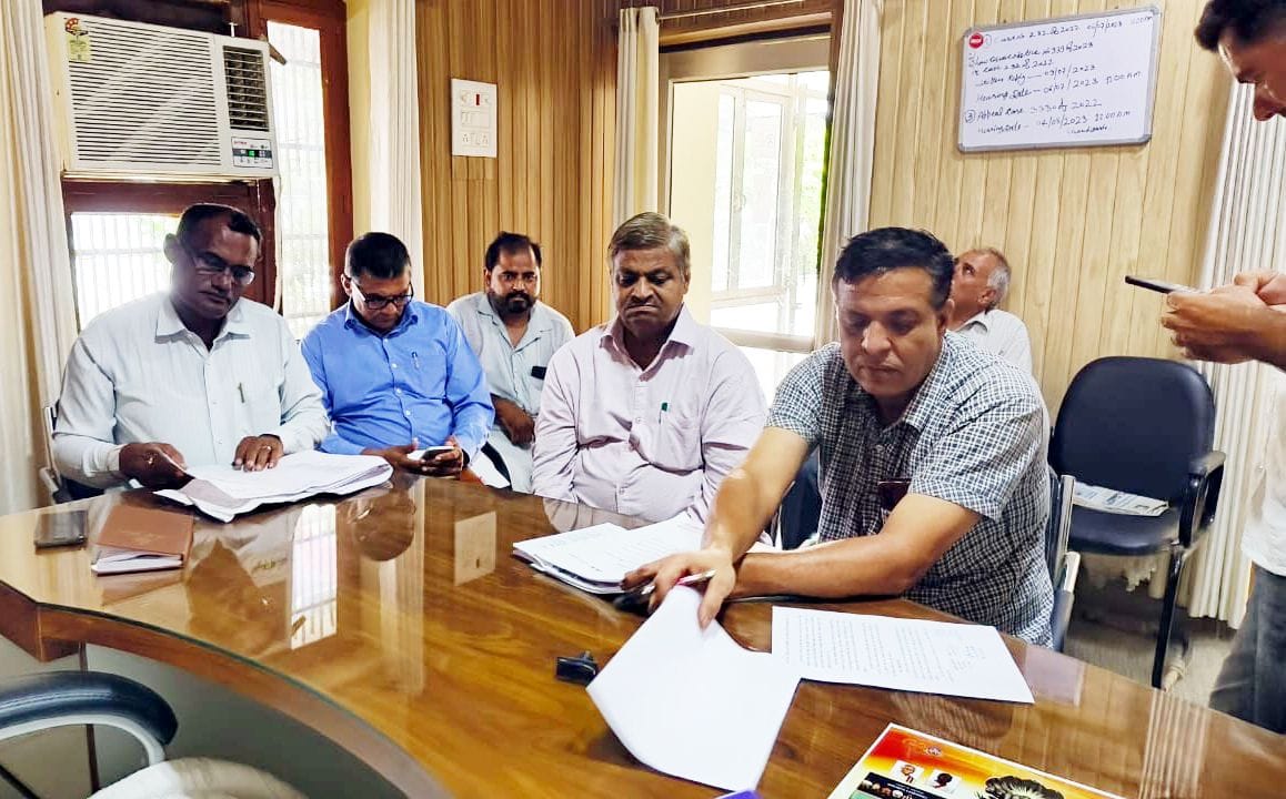Chief Minister's flying squad raids in Ellenabad municipality, eight out of 20 employees found absent