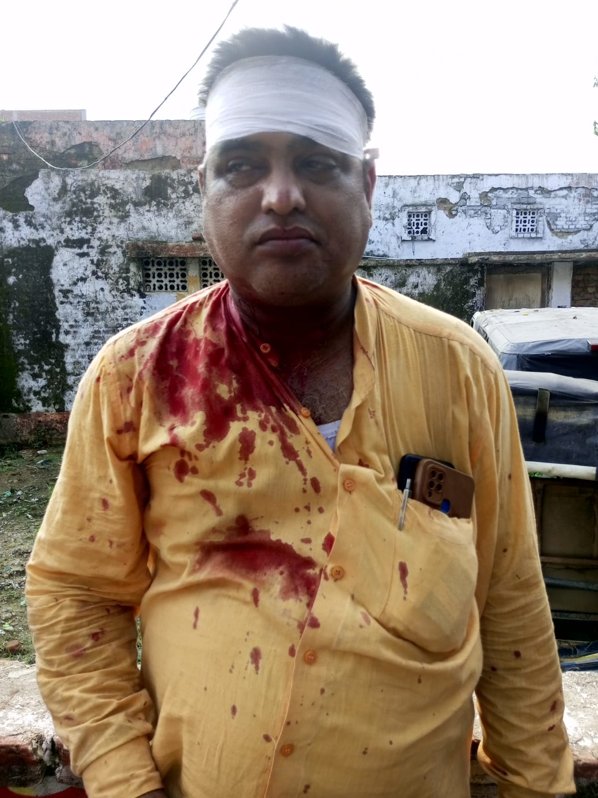 The miscreants snatched 50 thousand after beating the gas agency owner