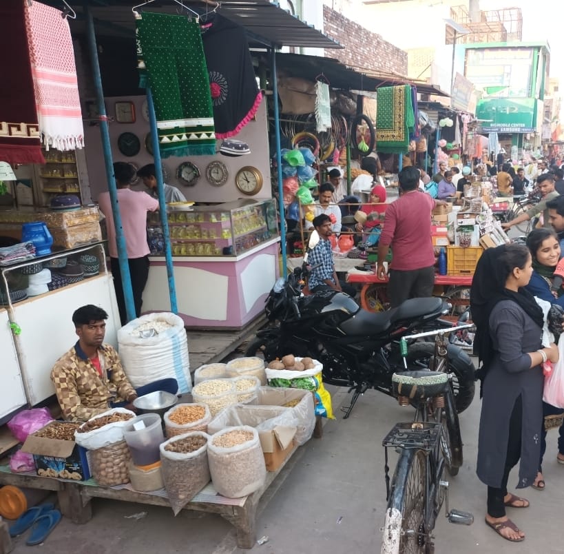 Shops on tracks, On street parking