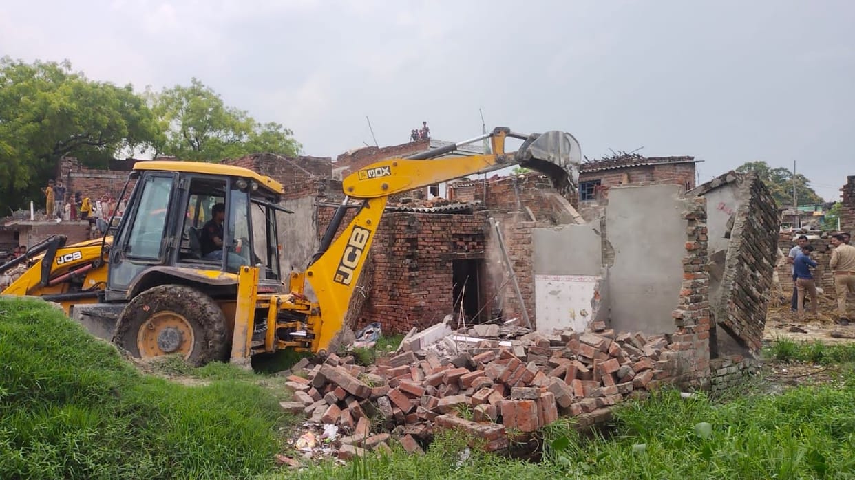 Encroachment removed from the pond, bulldozers run on houses